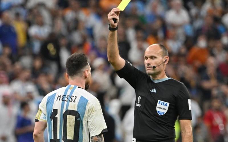 Phân tích trọng tài bắt chính